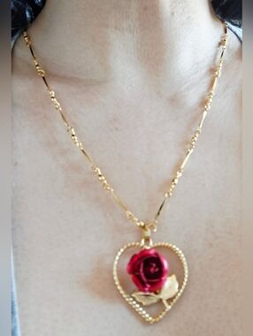 Vintage 80s Beautiful Rose Heart Pendant Necklace